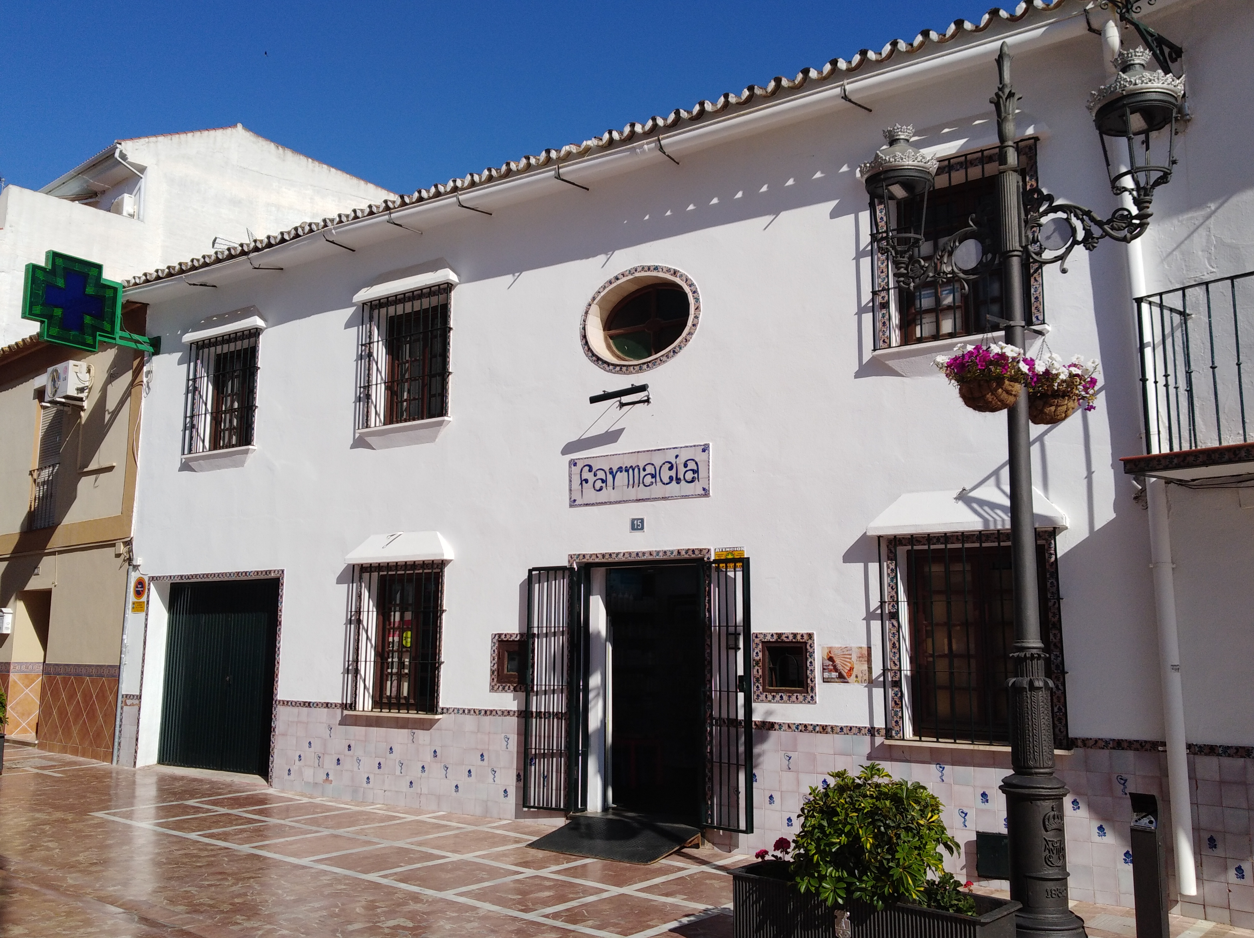 se veria la fachada de la farmacia